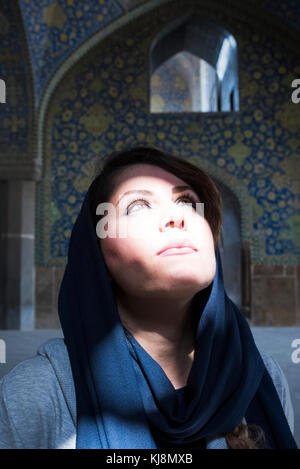 Donna musulmana nella moschea Foto Stock