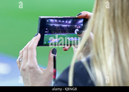 KHARKIV, Ucraina - 1 Novembre 2017: Donna assume una foto del team OSK Metalist stadium di Kharkiv sul suo smartphone prima di UEFA Champions League betwee Foto Stock