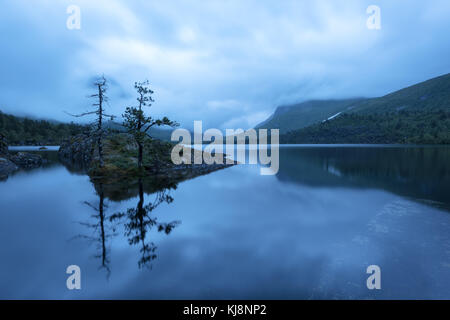 Serata incredibile paesaggio sul lago innerdalsvatna Foto Stock