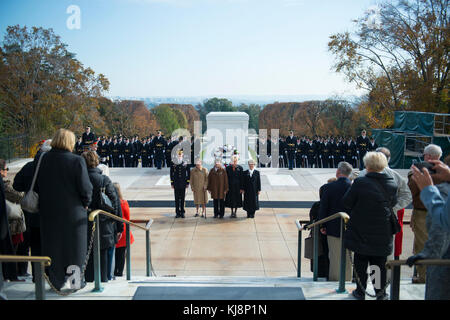 (Da sinistra) Il Mag. Gen. Michael Howard, comandante generale, U.S. Esercito Distretto Militare di Washington; e Janie Burton, Firenze del diagramma di Gantt, Jill E. McGovern, Lorna Malooley, e Janie Burton, Esercito Arlington Ladies, partecipare a un esercito tutti gli onori Wreath-Laying cerimonia presso la tomba del Milite Ignoto presso il Cimitero Nazionale di Arlington, Arlington, Virginia, nov. 15, 2017. (U.S. Foto dell'esercito da Elizabeth Fraser / il Cimitero Nazionale di Arlington / rilasciato) Foto Stock