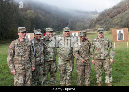 Col. Timothy G. Bosetti, comandante del trentesimo brigata medica, in Sembach, Germania, e il comandante da Sanitätsregiment 2, Oberstarzt Fritz Stoffregen, a Coblenza, Germania, le armi presenti i badge di qualificazione e Schützenschnur ai soldati della loro nazione partner che è l'unità in una cerimonia, Nov.15, 2017. Durante i due giorni di intervallo evento, U.S. I soldati e i loro omologhi tedeschi sparato pistole mitragliatrici e fucili a guadagnare il paese partner le armi del badge di qualificazione. (Foto scattata da Erich Backes, VI specialista, TSC Baumholder/ rilasciato). Foto Stock