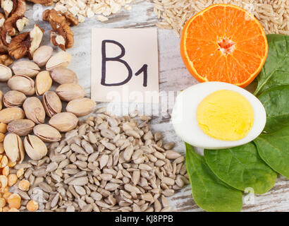 Gli ingredienti o prodotti contenenti vitamina B1, minerali naturali e fibra dietetica, uno stile di vita sano e la nutrizione Foto Stock