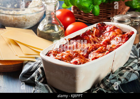 Hot gustose lasagne con spinaci in ceramica casseruola. Cucina Italiana. Foto Stock