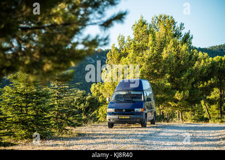 Camping auto nel paesaggio, vicino al Mont Ventoux, Francia, Europa. Foto Stock