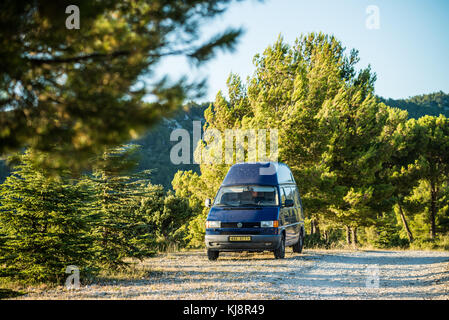 Camping auto nel paesaggio, vicino al Mont Ventoux, Francia, Europa. Foto Stock