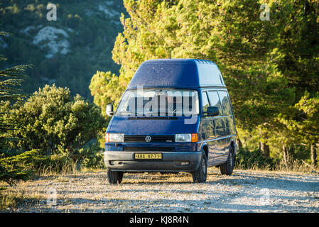 Camping auto nel paesaggio, vicino al Mont Ventoux, Francia, Europa. Foto Stock