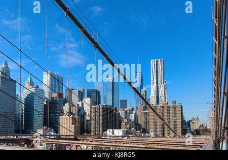 Inferiore dello skyline di Manhattan vista dal Ponte di Brooklyn Foto Stock