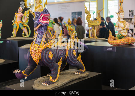 Bangkok, Thailandia - 12 novembre 2017: Statue custodi e animali della foresta di lui-ma-pan nella mostra del crematorio reale di sua Maestà lat Foto Stock