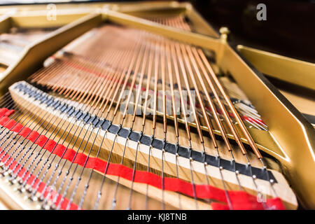 Linee di basso a spirale all'interno di stringhe di pianoforte Foto Stock