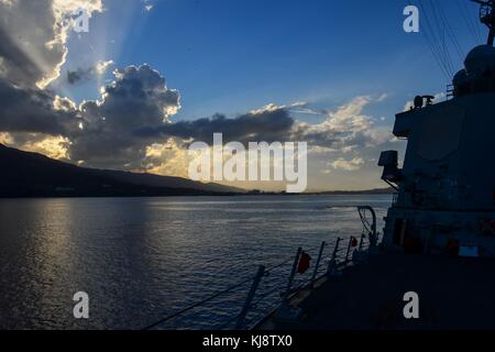 171117-N-QR145-088 SOUDA BAY (nov. 17, 2017) Il Arleigh Burke-class guidato-missile destroyer USS Porter (DDG 78) si diparte navale attività di supporto buon Foto Stock