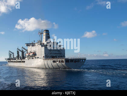 Il Henry J. Kaiser-class flotta oliatore di rifornimento USNS Pecos (T-AO 197) vapori in mare prima di una sost Foto Stock