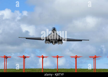 Stati Uniti Air Force B-1B Lancer assegnato per la XXXVII Bomba Expeditionary Squadron, distribuito da Ellsworth Air Force Base in Sud Dakota, decolla da un Foto Stock