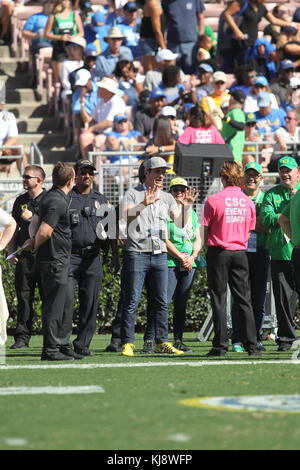 Sabato 21 ottobre 2017; Ty Burrell a bordo campo alla partita UCLA. Gli UCLA Bruins sconfissero gli Oregon Ducks con il punteggio finale di 31-14 al Rose Bowl di Pasadena CA. Featuring: Ty Burrell Where: Pasadena, California, United States When: 22 ottobre 2017 Credit: WENN.com Foto Stock