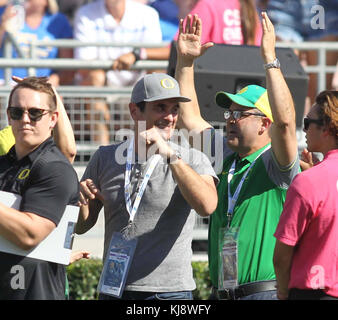 Sabato 21 ottobre 2017; Ty Burrell a bordo campo alla partita UCLA. Gli UCLA Bruins sconfissero gli Oregon Ducks con il punteggio finale di 31-14 al Rose Bowl di Pasadena CA. Featuring: Ty Burrell Where: Pasadena, California, United States When: 22 ottobre 2017 Credit: WENN.com Foto Stock