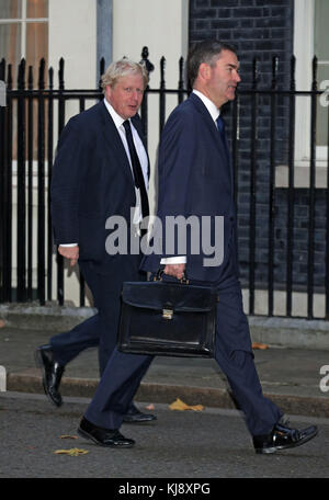 Il Segretario al lavoro e alle pensioni David Gauke (destra) e il Segretario agli Esteri Boris Johnson arrivano a Downing Street, Londra, per una riunione del Gabinetto prima del bilancio. Foto Stock