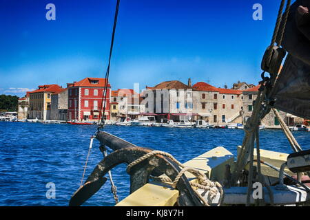 Komiza città sull isola di Vis sul Mare Adriatico in Croazia vista dal mare Foto Stock