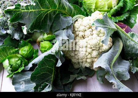 Varie di Cavolo broccoli Cavolfiori. assortita di cavoli cappucci e verzotti sfondo Foto Stock