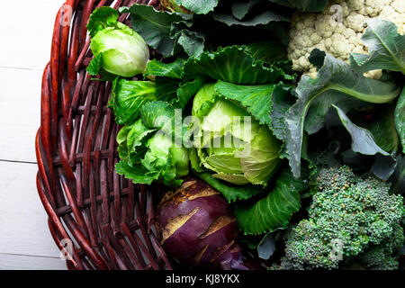 Varie di Cavolo broccoli Cavolfiori. assortita di cavoli cappucci in basket Foto Stock