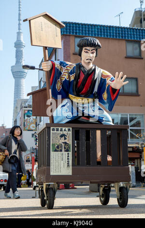 Giappone, Tokyo, Nov 18 2016, la statua mobile di un contadino giapponese tradizionale nel periodo medievale in costume street vicino al tempio di Sensoji, Tokyo, jap Foto Stock