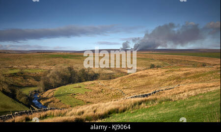 Heather burning. Guardando a Nord Ovest verso il bordo Backstone dalla via che conduce fuori la B6265 al serbatoio Grimwith. A nord del fiume Yorks Dibb in vista Foto Stock