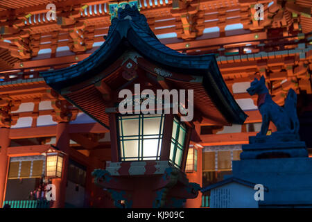 Una lampade decorative lighting nel tempio Fushimi Inari shrine, Kyoto, Giappone Foto Stock