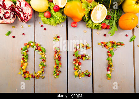 Parola dieta è effettuato da fruite e verdure. una sana dieta vegana cibo crudo Foto Stock