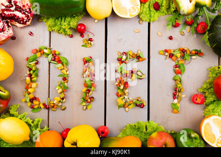 Parola dieta è effettuato da fruite e verdure. una sana dieta vegana cibo crudo Foto Stock