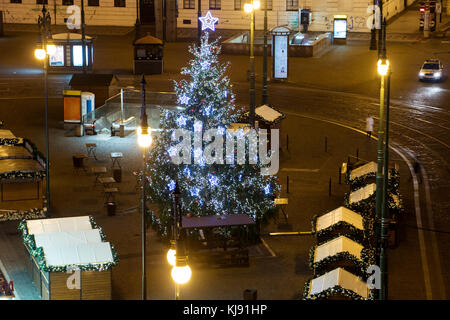 Repubblica ceca, Praga, 20 dic. 2016, albero di natale con chiosco in piazza della repubblica nella notte. Foto Stock