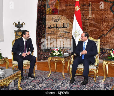 Cairo, Egitto - 22 novembre 2017 - il primo ministro libanese Saad Hariri si è brevemente fermato martedì in Egitto per un colloquio con il presidente egiziano Abdel Fatah al Sisi prima di tornare a Beirut, dove il Libano si sta ancora riprendendo dalle sue dimissioni a sorpresa il 4 novembre in un discorso dall'Arabia Saudita, nel mezzo di una crisi regionale in aumento. (Foto della piscina) Foto Stock