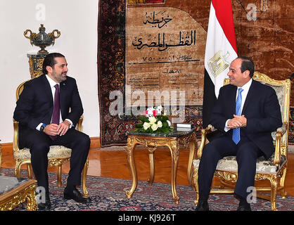 Cairo, Egitto - 22 novembre 2017 - il primo ministro libanese Saad Hariri si è brevemente fermato martedì in Egitto per un colloquio con il presidente egiziano Abdel Fatah al Sisi prima di tornare a Beirut, dove il Libano si sta ancora riprendendo dalle sue dimissioni a sorpresa il 4 novembre in un discorso dall'Arabia Saudita, nel mezzo di una crisi regionale in aumento. (Foto della piscina) Foto Stock