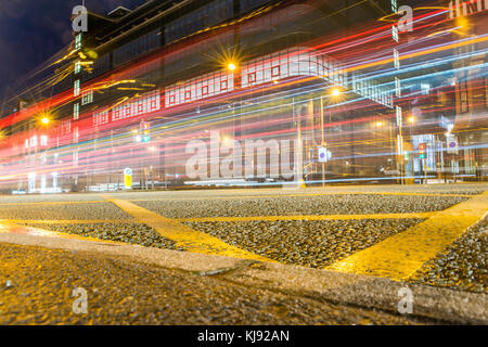 Una lunga esposizione a basso punto di vista da un angolo di strada guardando verso l'express edificio sulla grande ancoats street, il centro di Manchester. Foto Stock