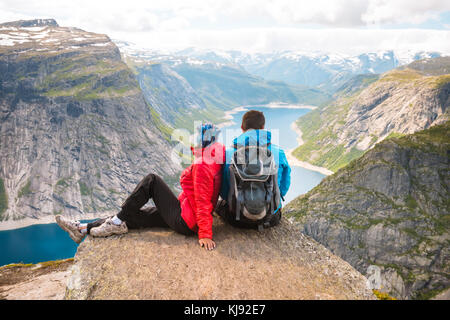 Matura in posa sul Trolltunga Norvegia Foto Stock