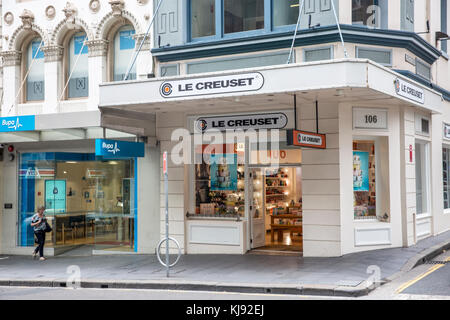 Negozio di utensili da cucina le Creuset nel centro di Sydney e negozio medico BUPA accanto a Sydney, NSW, Australia Foto Stock