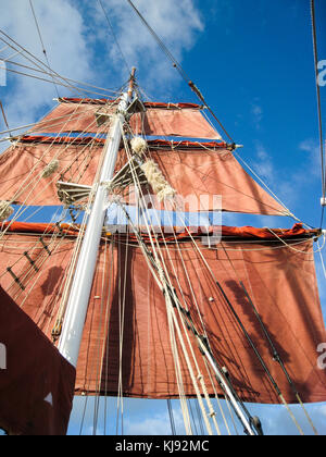 Guardando il montante di un tea clipper in una limpida giornata di sole Foto Stock