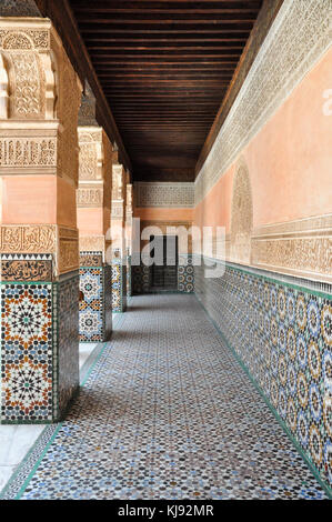 Un passaggio coperto nella medina di Marrakech, Marocco Foto Stock