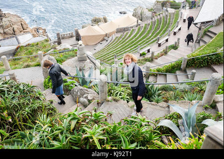 Il famoso teatro minack costruito nella roccia a porthcurno in Cornovaglia e fu il frutto di rowena cadei Foto Stock