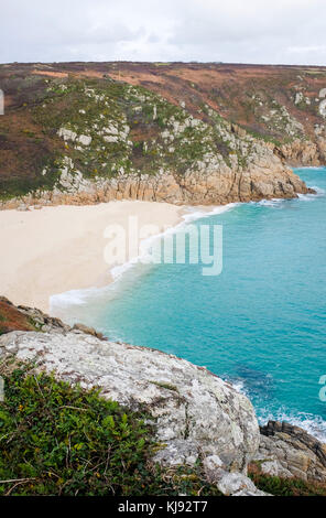 La spiaggia al porthcurno visto dal teatro minack costruito nella roccia a porthcurno in Cornovaglia Foto Stock