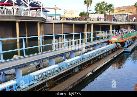 Un roller coaster nel processo di avvio Foto Stock