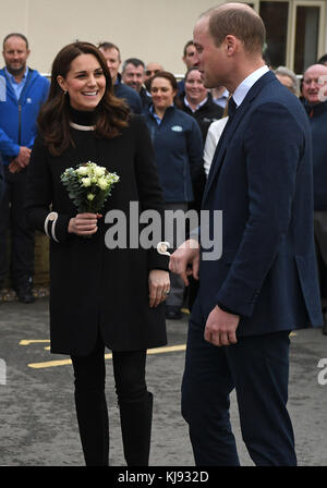 Il Duca e la Duchessa di Cambridge reagiscono mentre partono dopo aver visitato lo stabilimento di produzione di Solihull di Jaguar Land Rover a Birmingham. Foto Stock