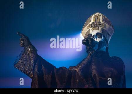 Danimarca, Valby - Aprile 26, 2017. La svedese doom metal band Ghost esegue un concerto dal vivo a Valbyhallen. Fatta eccezione per il cantante, Papa emerito (nella foto), tutti i membri della band sono riferito a come Nameless demoni. (Photo credit: Gonzales foto - Thomas RASMUSSEN). Foto Stock