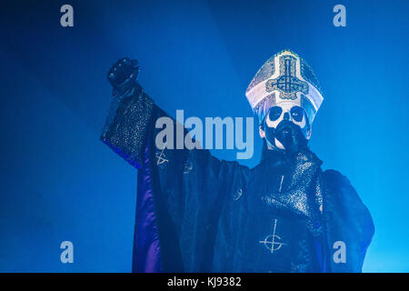 Danimarca, Valby - Aprile 26, 2017. La svedese doom metal band Ghost esegue un concerto dal vivo a Valbyhallen. Fatta eccezione per il cantante, Papa emerito (nella foto), tutti i membri della band sono riferito a come Nameless demoni. (Photo credit: Gonzales foto - Thomas RASMUSSEN). Foto Stock