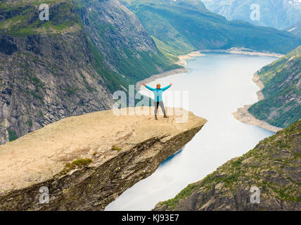 Sportivo da donna in posa sul Trolltunga Norvegia Foto Stock