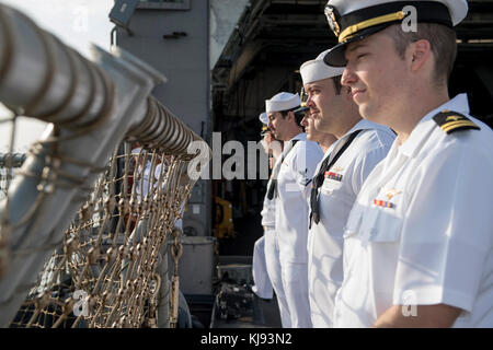 OCEANO INDIANO (ott 28, 2017) i marinai si imbarca sulle rotaie mentre l'incrociatore missilistico guidato USS Princeton (CG 59) di classe Ticonderoga arriva a Colombo, Sri Lanka, per una visita al porto. Princeton fa parte del gruppo Nimitz Carrier Strike su un dispiegamento regolarmente programmato nella settima area di responsabilità della flotta a sostegno delle operazioni di sicurezza marittima e degli sforzi di cooperazione per la sicurezza del teatro. (STATI UNITI Fotografia Navy di Mass Communication Specialist terza classe Kelsey J. Hockenberger/rilasciata) Foto Stock