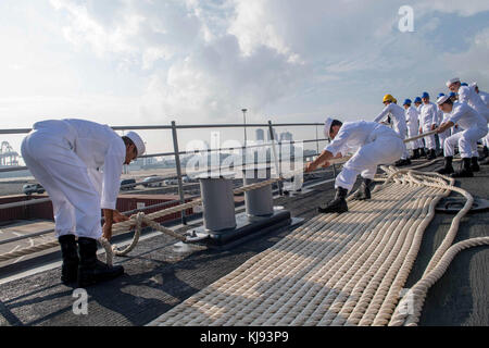 171028-N-VR594-0127 Colombo, Sri Lanka (ott. 28, 2017) marinai heave linea della Ticonderoga-class guidato-missili cruiser USS Princeton (CG 59) tira in Colombo, Sri Lanka, per una visita di porta. Princeton è una parte della Nimitz Carrier Strike gruppo su una regolare distribuzione pianificata per la 7a flotta area di responsabilità a sostegno di le operazioni di sicurezza marittima e di protezione del teatro gli sforzi di cooperazione. (U.S. Foto di Marina di Massa lo specialista di comunicazione di terza classe Kelsey J. Hockenberger/rilasciato) Foto Stock