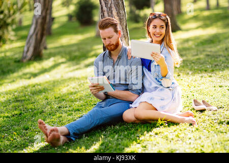 Bella studenti universitari flirtare Foto Stock