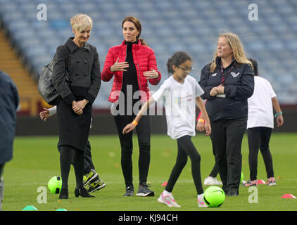 La Duchessa di Cambridge durante una visita al Villa Park Ground del club di calcio Aston Villa a Birmingham. Foto Stock
