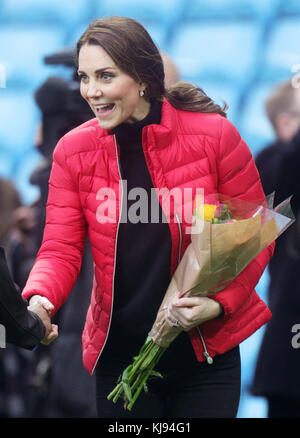 La Duchessa di Cambridge è fiorita durante una visita al Villa Park Ground del club di calcio Aston Villa a Birmingham. Foto Stock