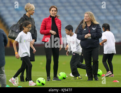 La Duchessa di Cambridge durante una visita al Villa Park Ground del club di calcio Aston Villa a Birmingham. Foto Stock