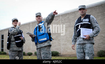 Ispettori valutare la decontaminazione del personale, pazienti, processi e ambiente operativo durante un chimico, biologico, radiologico e nucleare esercizio di decontaminazione su Barksdale Air Force Base, La., nov. 15, 2017. Home stazione risposta medica include la decontaminazione, classificazione e un team di protezione che utilizza il PAPR, una potenza aria depurata respiratore vestito che fornisce protezione contro agenti CBRN. (U.S. Air Force photo by Staff Sgt. Benjamin Raughton) Foto Stock