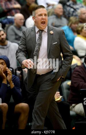 Williamsburg, VA, Stati Uniti d'America. Xxi Nov, 2017. Shenandoah head coach ADAM WALSH dirige il suo team contro William e Maria nel primo semestre a Kaplan Arena a Williamsburg, Virginia Credit: Chuck Myers/ZUMA filo/Alamy Live News Foto Stock